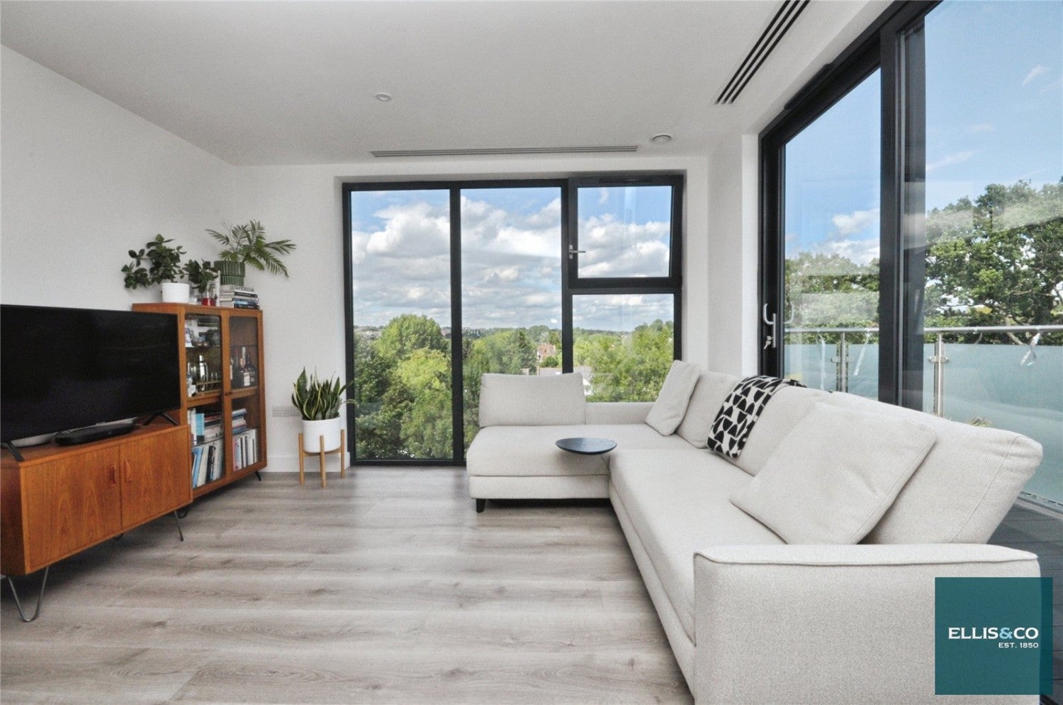 Flat Dollis Valley Green Walk in Greater London