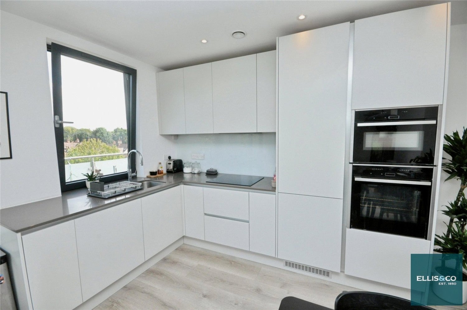 Flat Dollis Valley Green Walk in Greater London