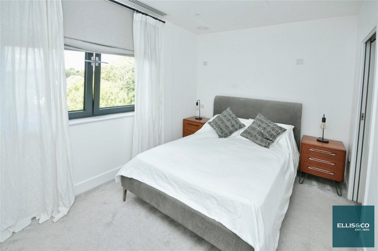 Flat Dollis Valley Green Walk in Greater London