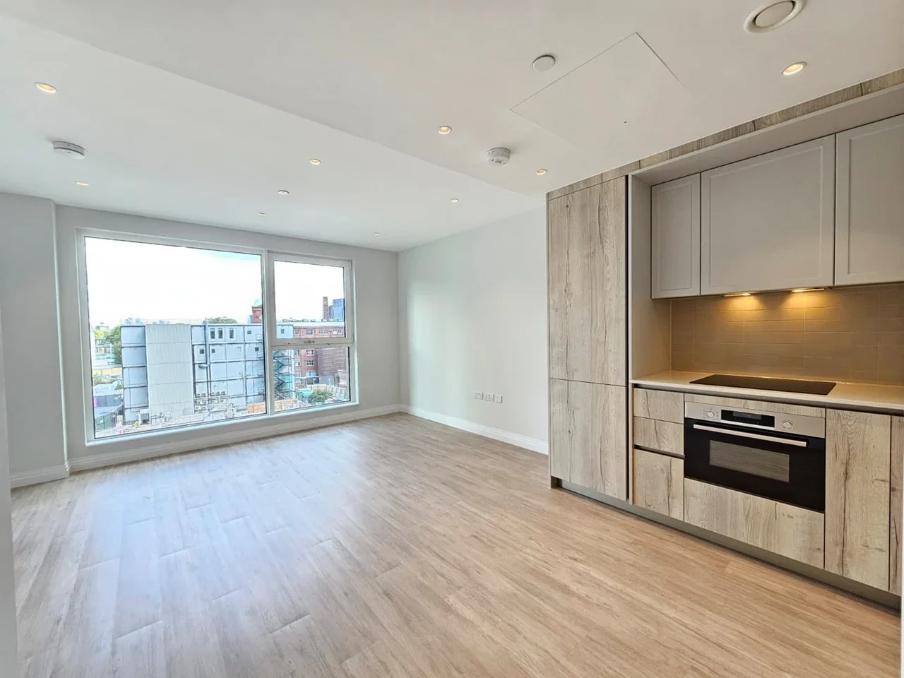 Flat Kennington Lane in Greater London