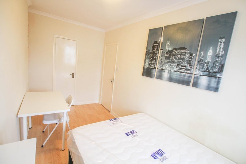 Room Clarendon Street in City of Westminster
