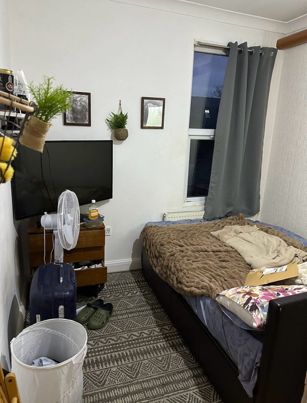 Room Waghorn Road in Greater London