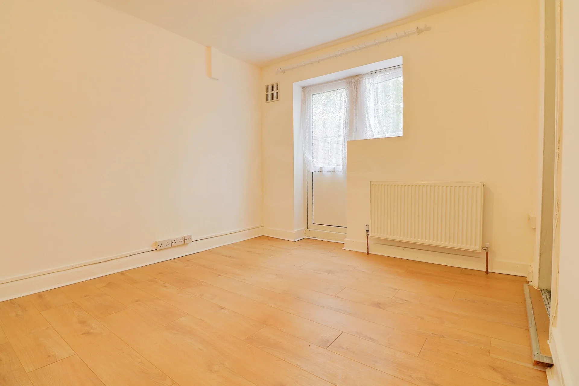 Flat Thornton Avenue in Greater London
