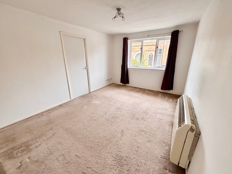 Flat Ruston Road in Greater London