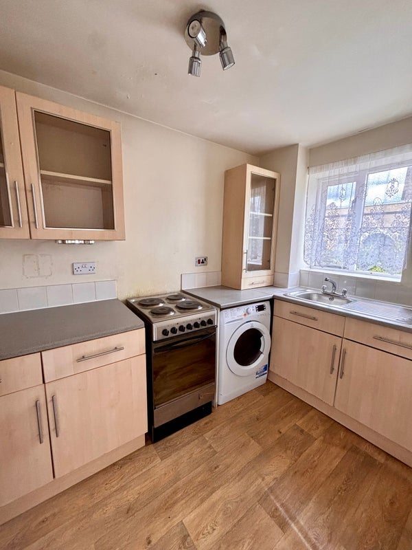 Flat Ruston Road in Greater London