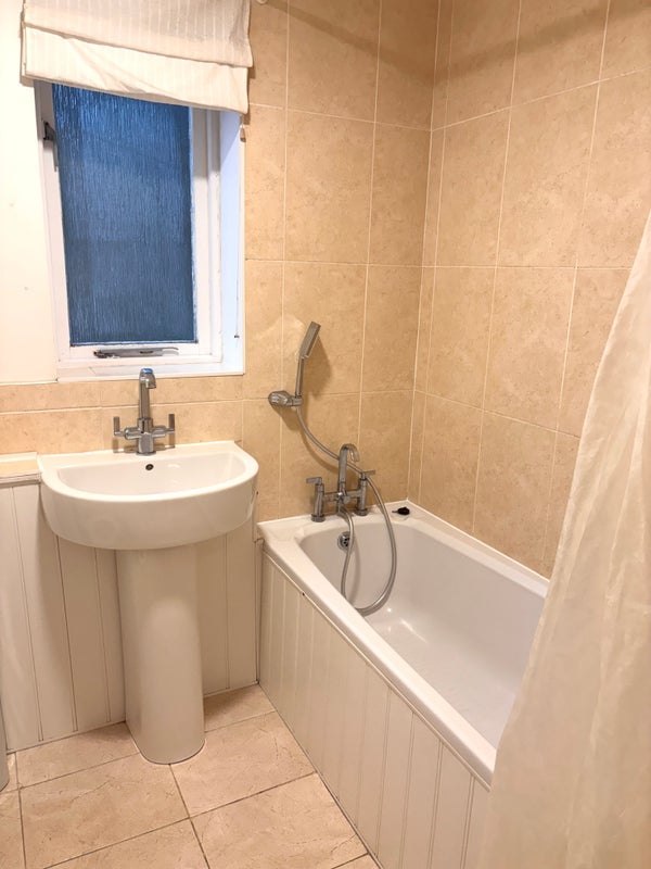 Flat Ruston Road in Greater London