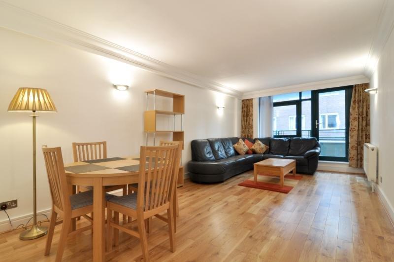 Flat Maple Street in Greater London