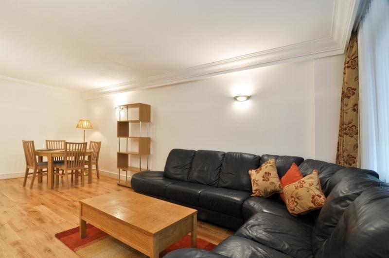 Flat Maple Street in Greater London