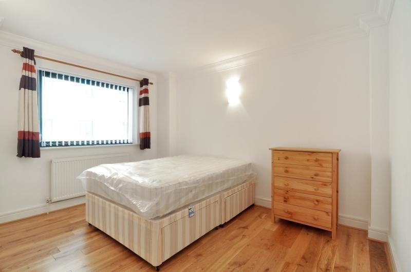 Flat Maple Street in Greater London