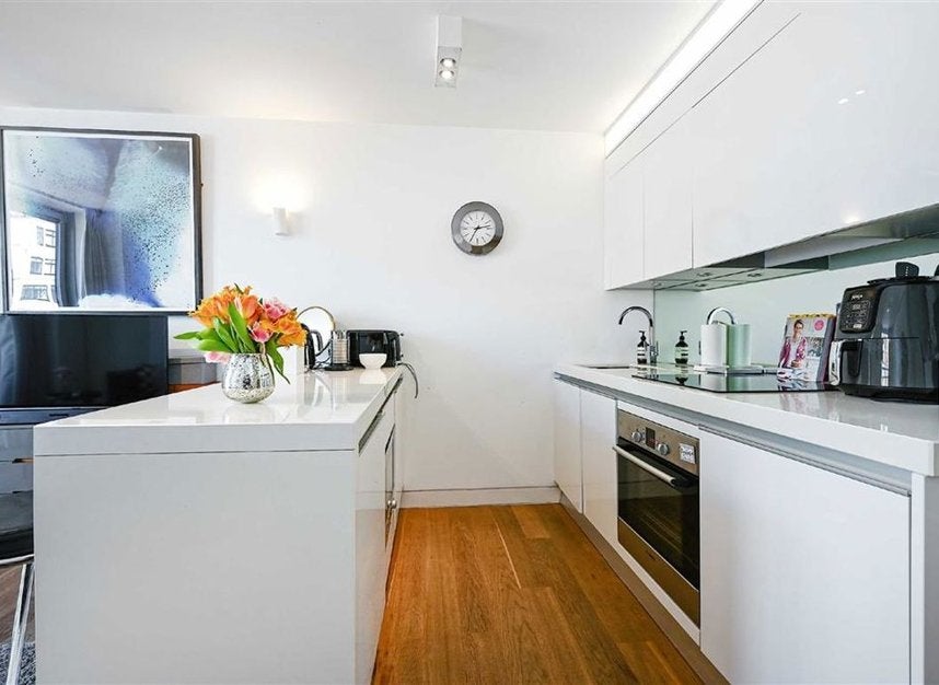 Flat Picton Place in City of Westminster