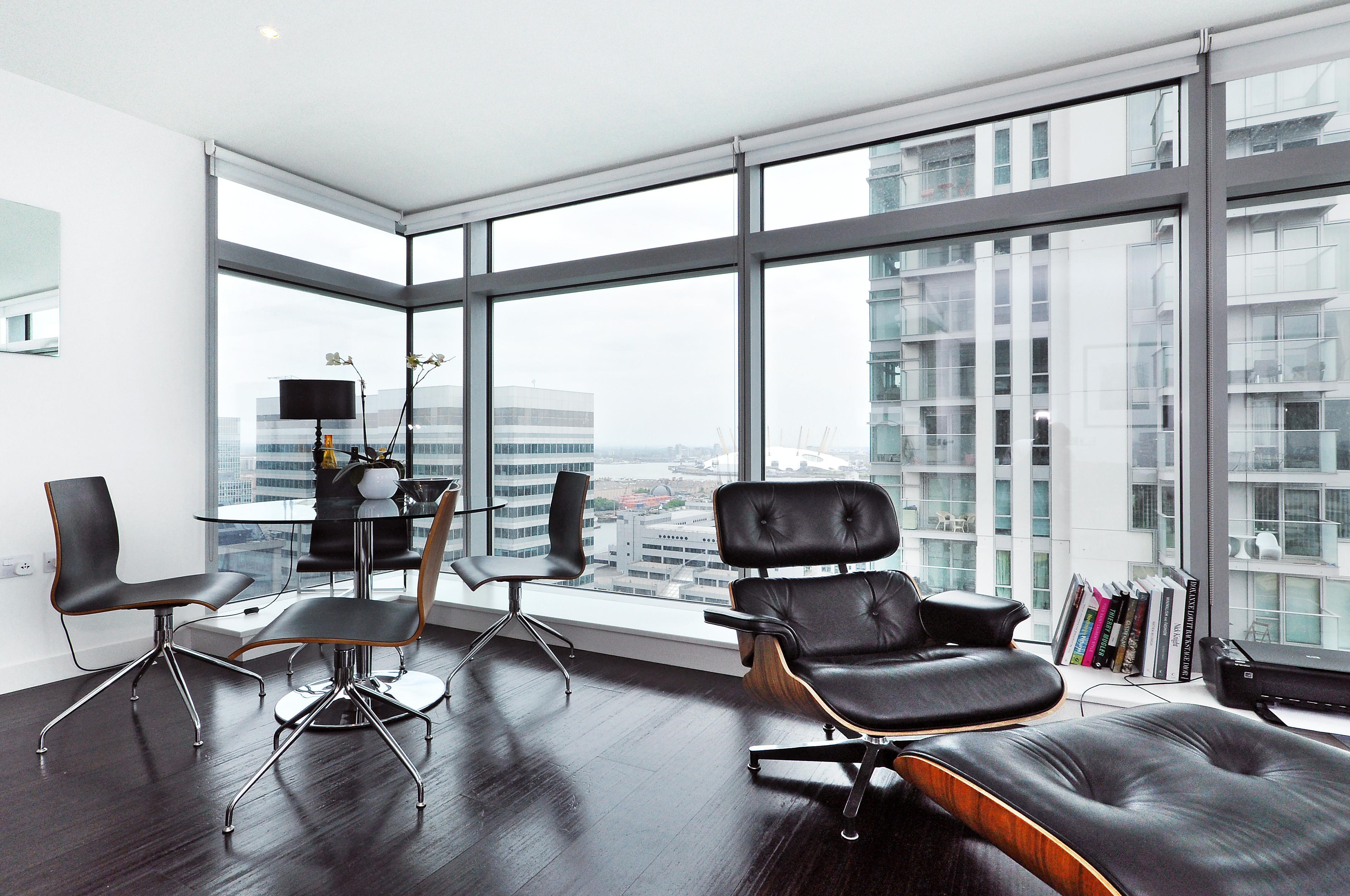 Flat Pan Peninsula Square in Greater London