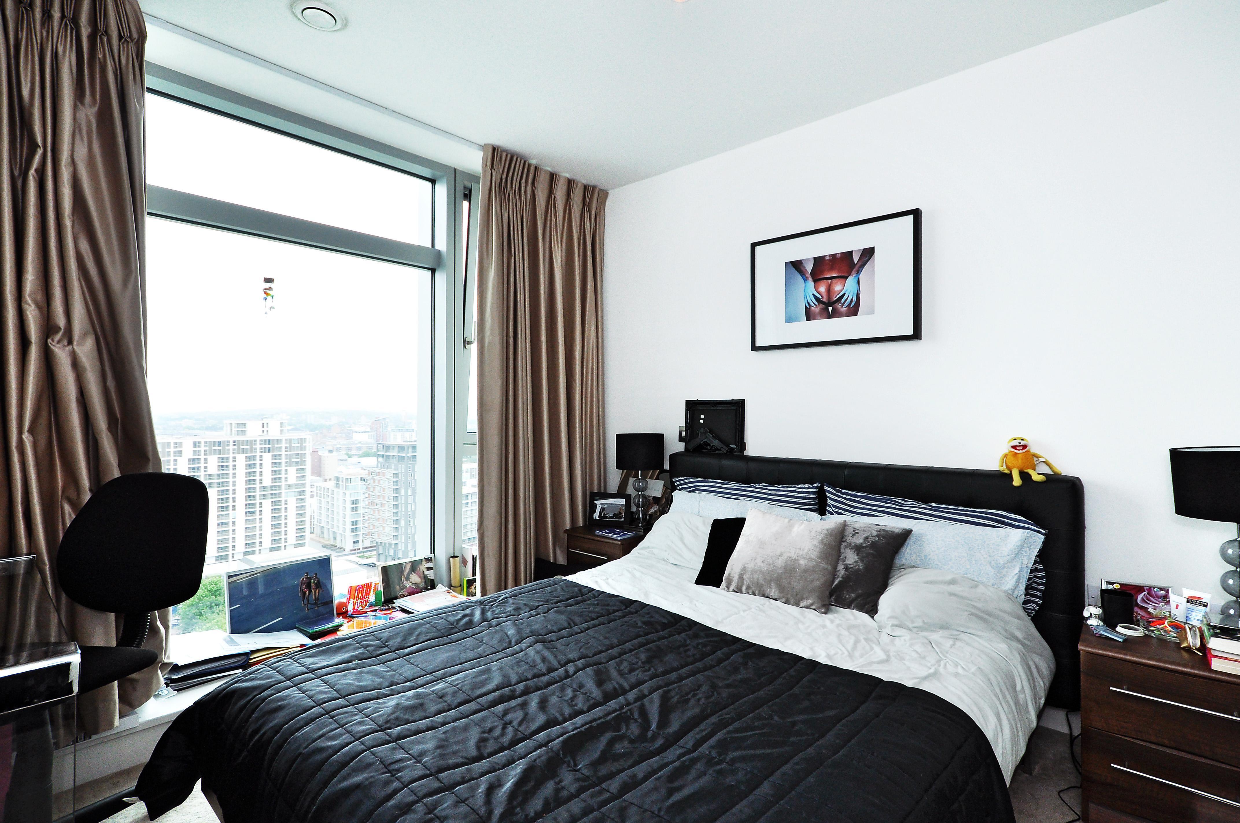 Flat Pan Peninsula Square in Greater London