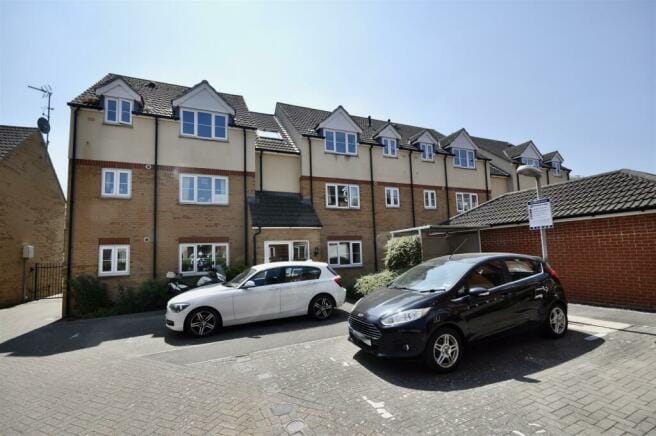 Flat Northfield Court in Taunton