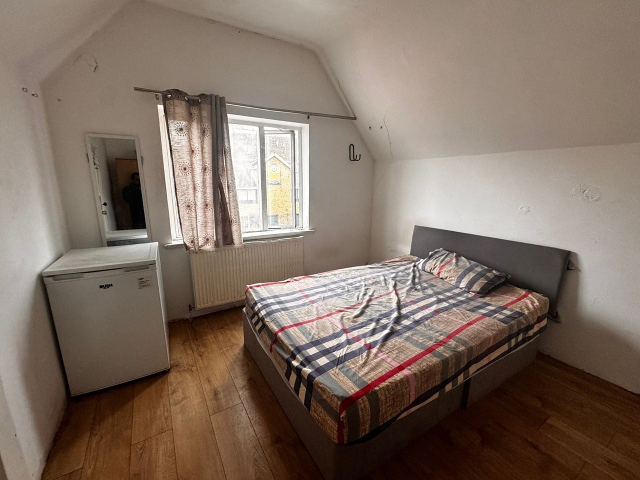 Flat Dunkeld Road in Greater London