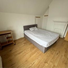 Flat Dunkeld Road in Greater London
