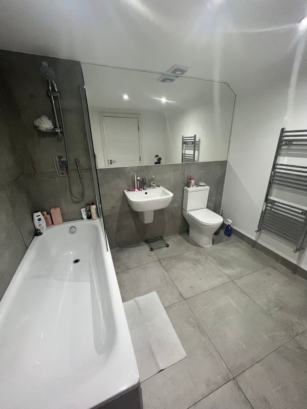 Room Grange Road in Greater London
