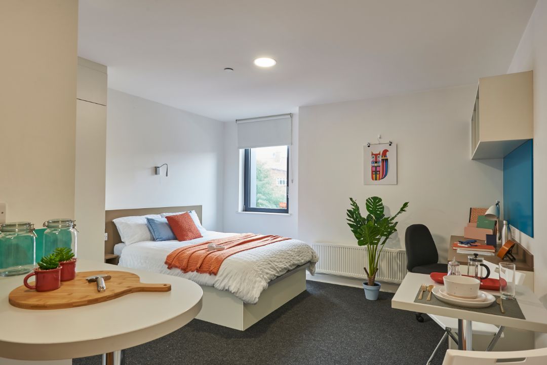 Room Empire Way in Greater London