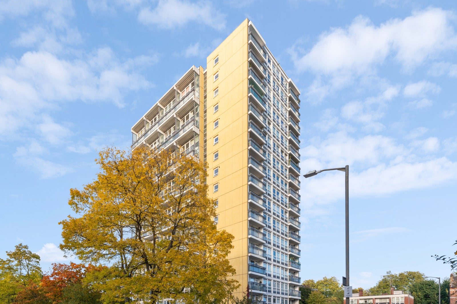 Flat Albert Bridge Road in Greater London