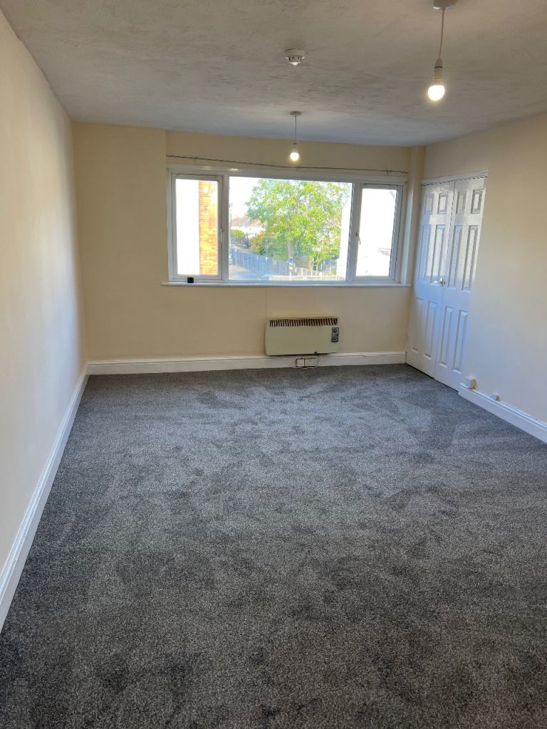 Flat Cricklade Road in Swindon