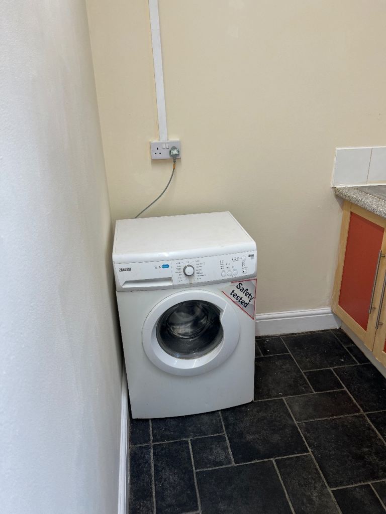 Flat Cricklade Road in Swindon
