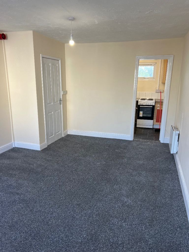 Flat Cricklade Road in Swindon