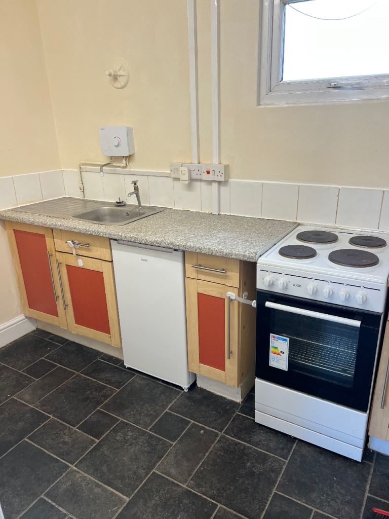 Flat Cricklade Road in Swindon