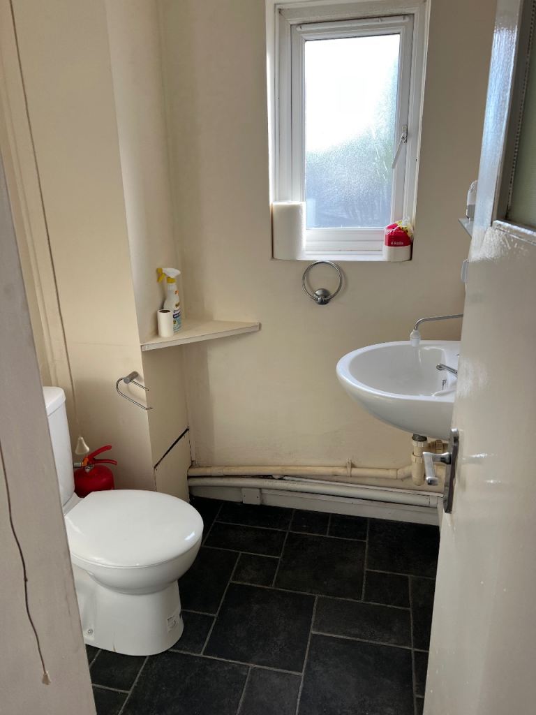 Flat Cricklade Road in Swindon