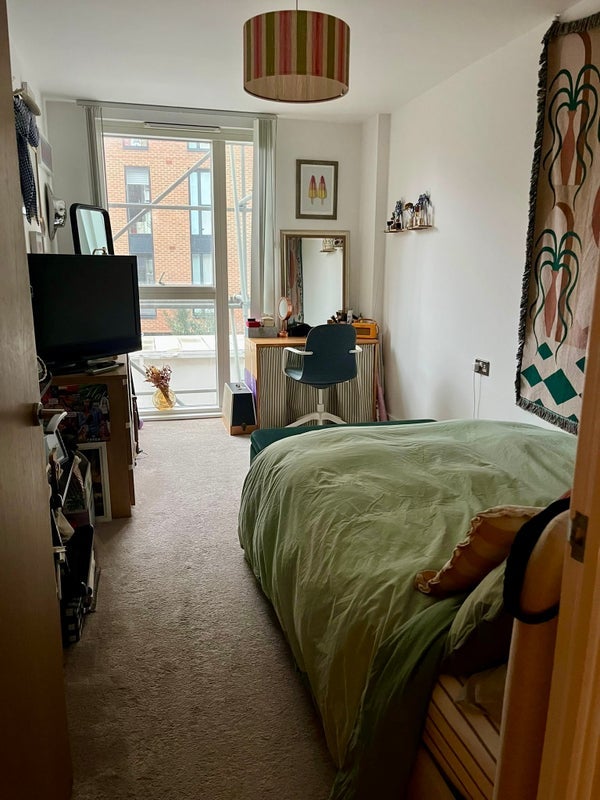 Flat Laburnum Street in Greater London