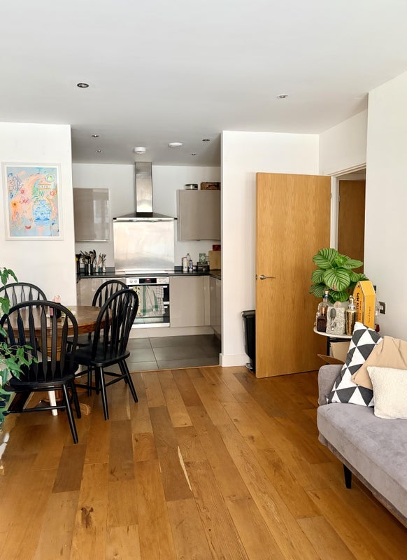 Flat Laburnum Street in Greater London