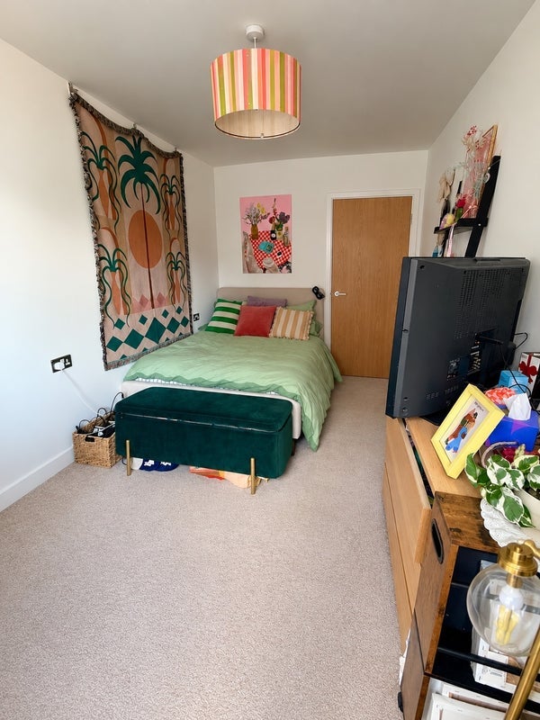 Room Laburnum Street in Greater London