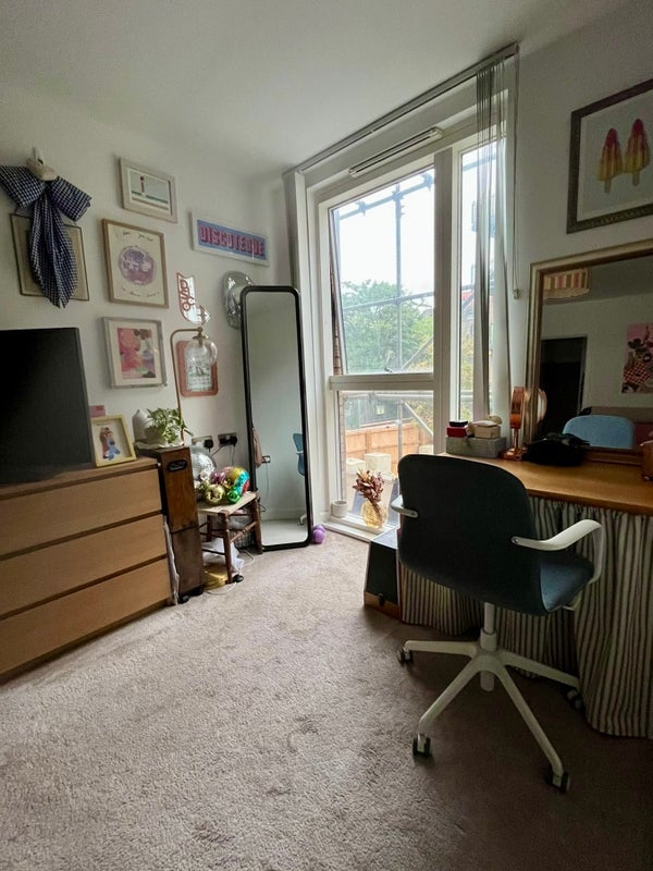 Flat Laburnum Street in Greater London