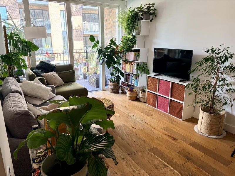 Flat Laburnum Street in Greater London