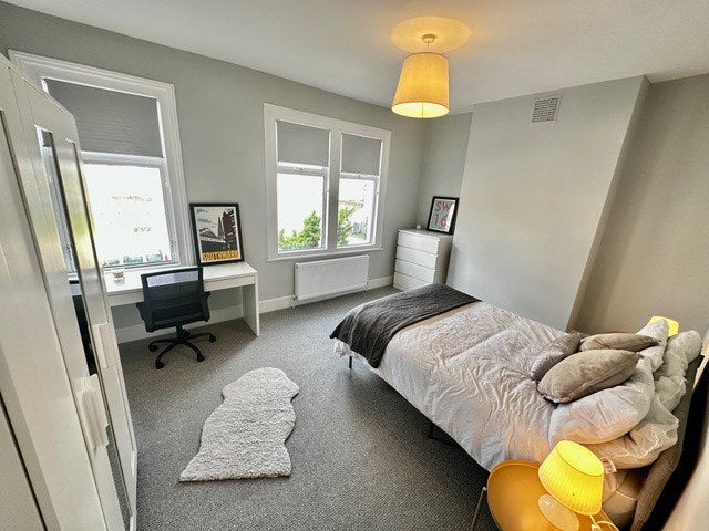 Room Selkirk Road in Greater London