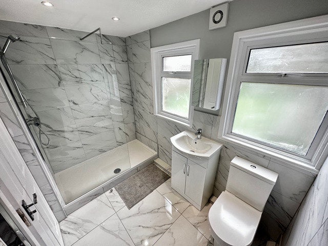 Room Selkirk Road in Greater London