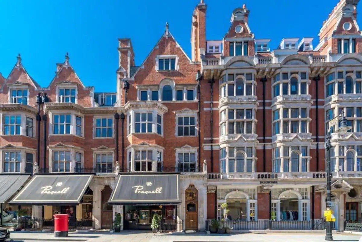 Flat Mount Street in City of Westminster