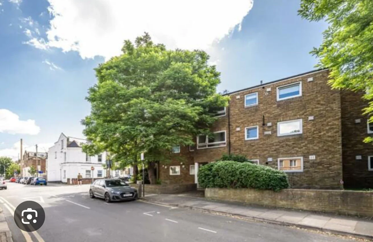 Flat Harbut Road in Greater London