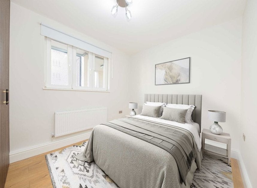 Flat Queen Caroline Street in Greater London