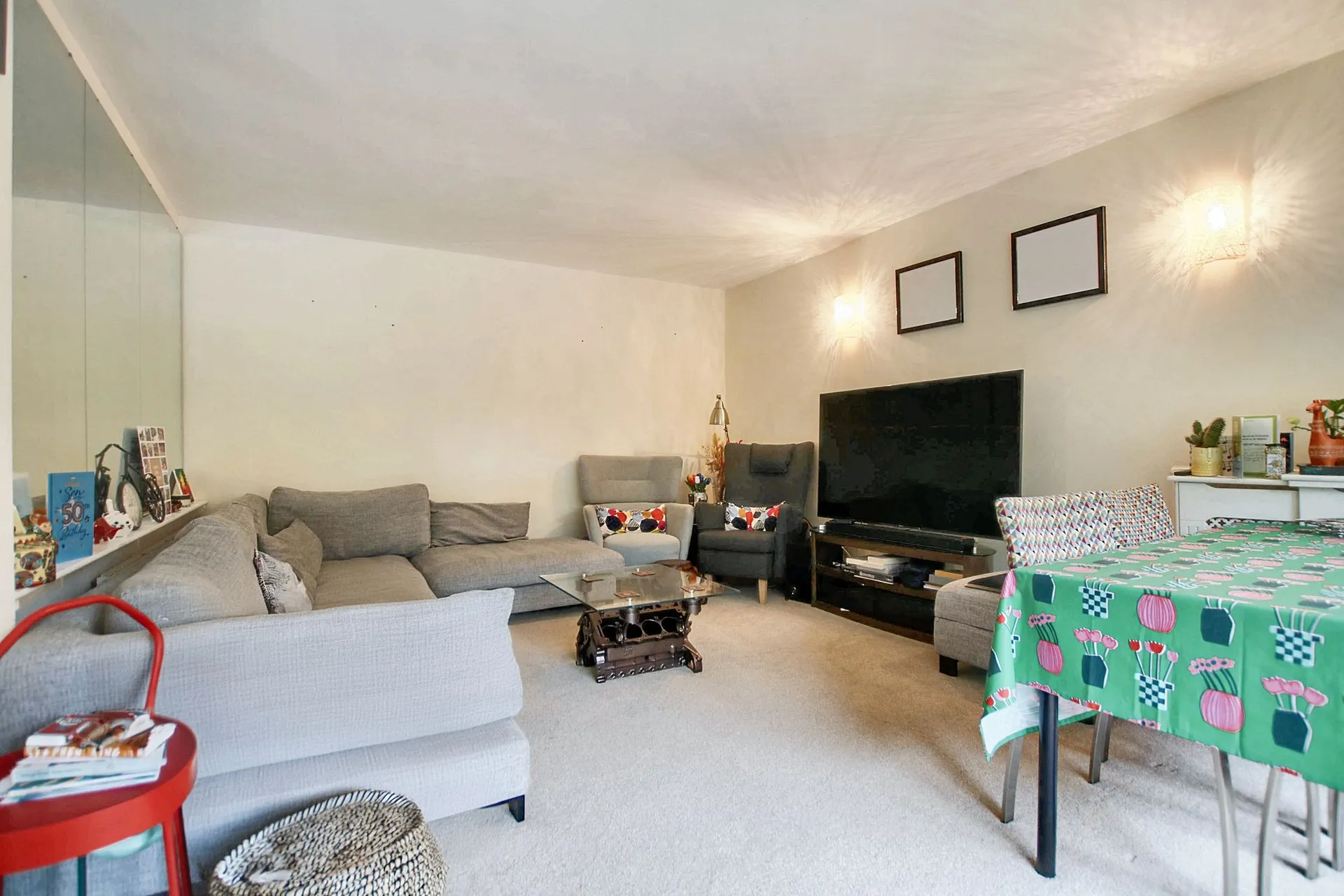 Flat Holmfield Road in Leicester