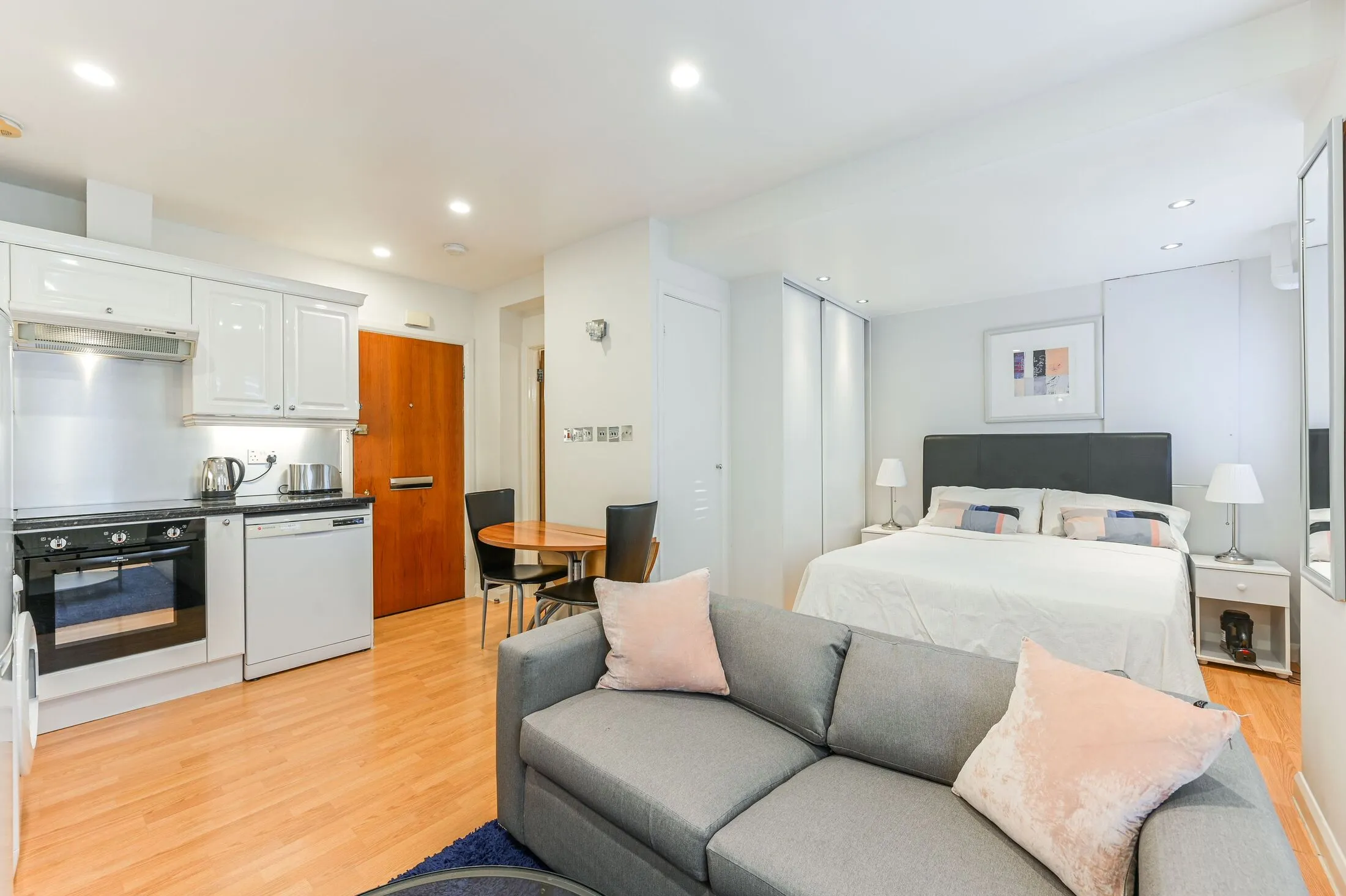 Flat Sloane Avenue in Greater London