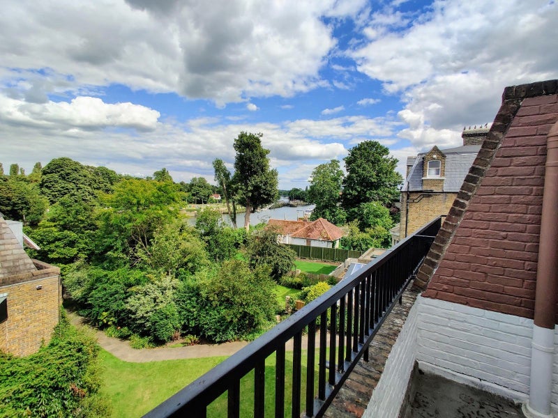 Flat Twickenham Road in Greater London