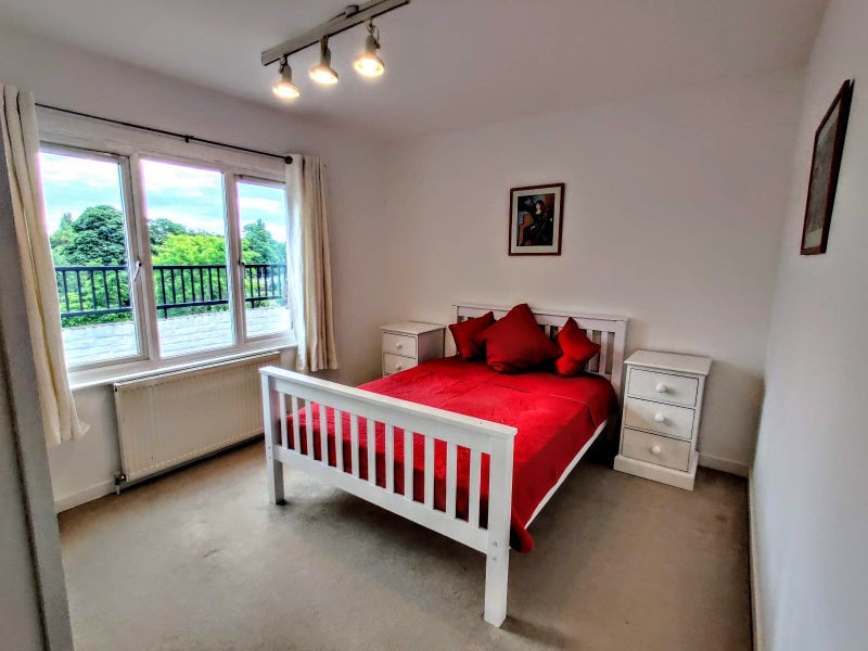 Flat Twickenham Road in Greater London