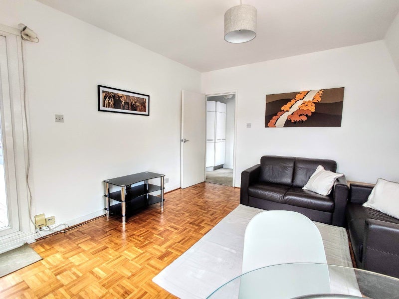 Flat Twickenham Road in Greater London