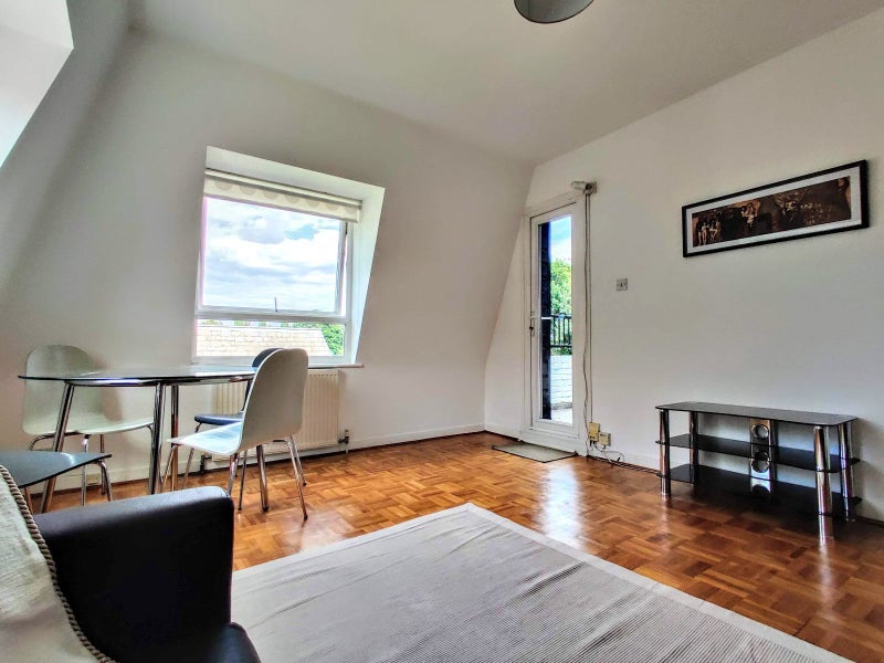 Flat Twickenham Road in Greater London