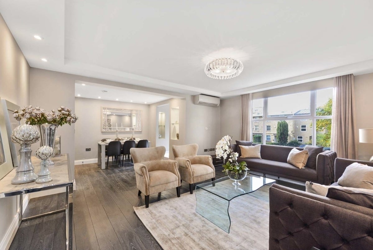 Flat Boydell Court in Greater London