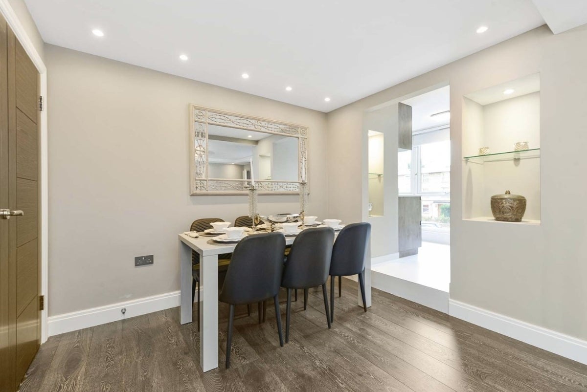 Flat Boydell Court in Greater London