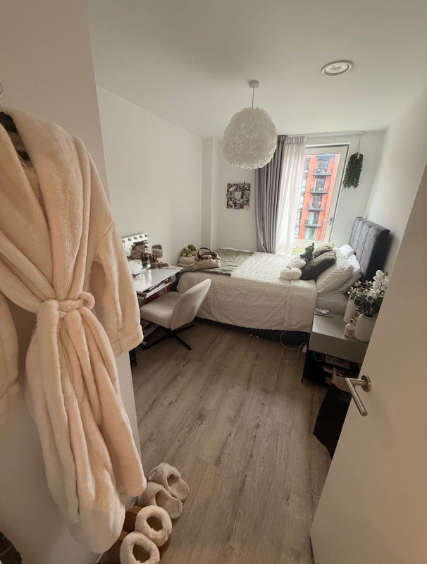 Room Rolling Street in Salford