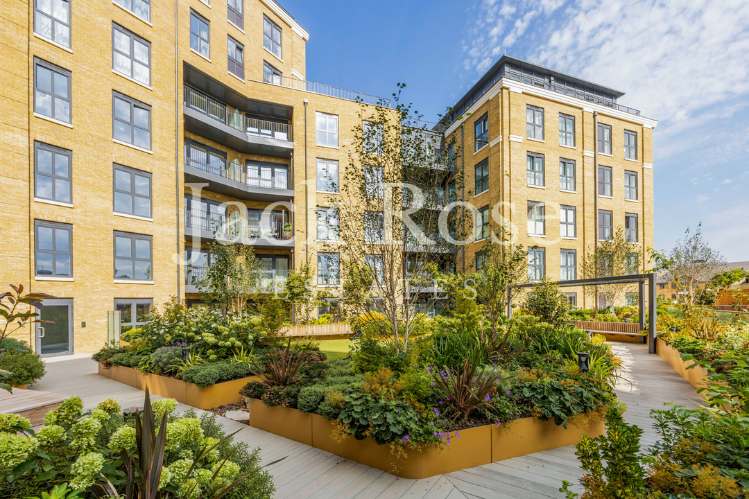 Flat Ashdown Road in Greater London