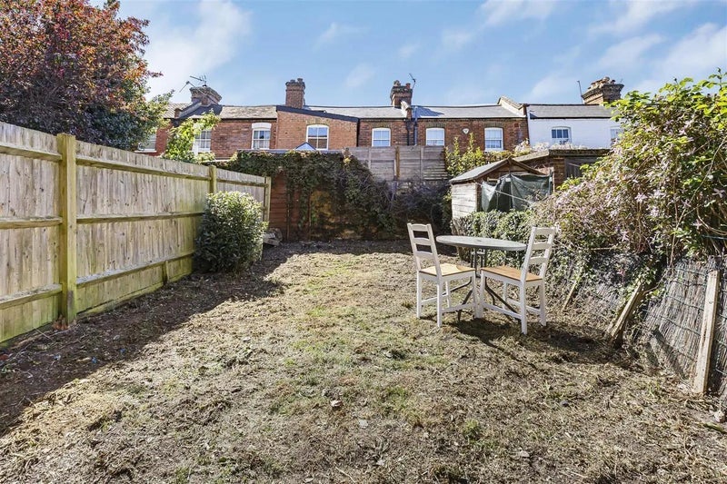 Flat Mullins Path in Greater London