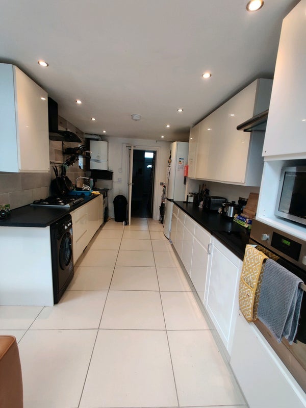 Room Newlyn Road in Greater London