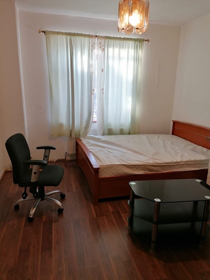 Room Valence Avenue in Greater London